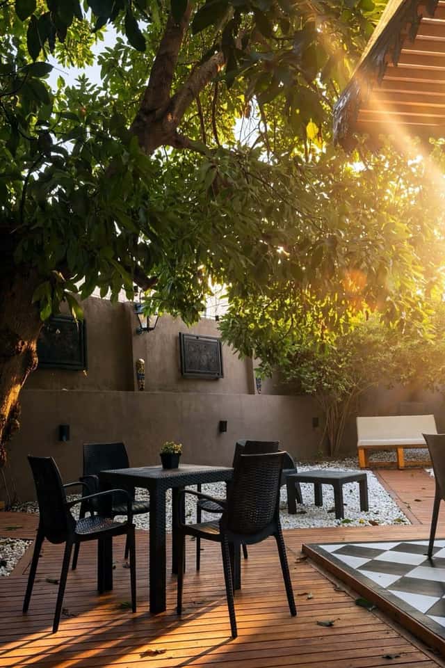Patio de Spazio al atardecer