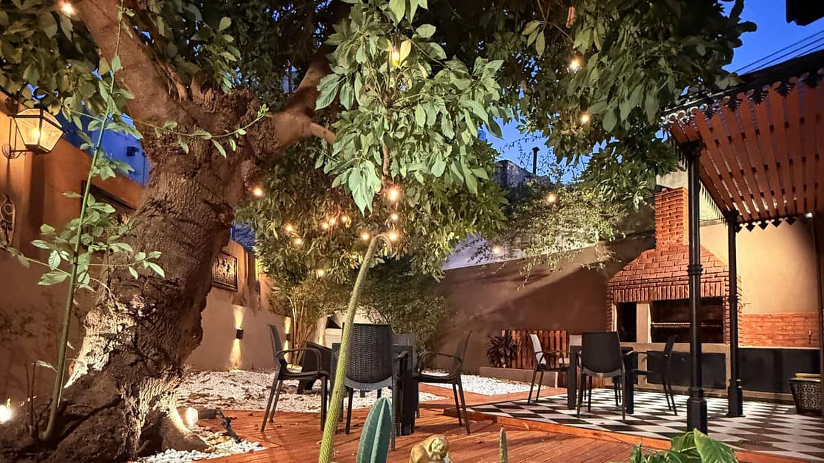 El patio de Spazio al atardecer
