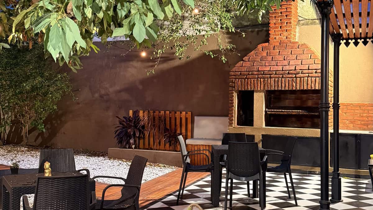 El patio preparado con mesas