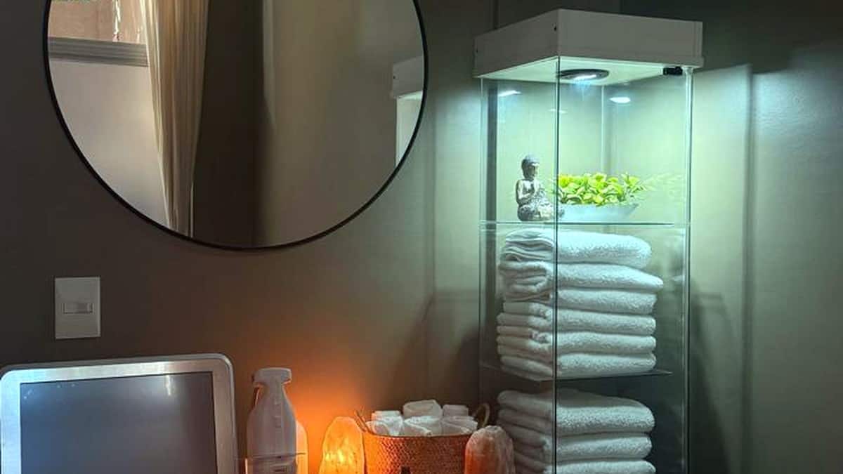 Una cabina con espejo y luz cálida
