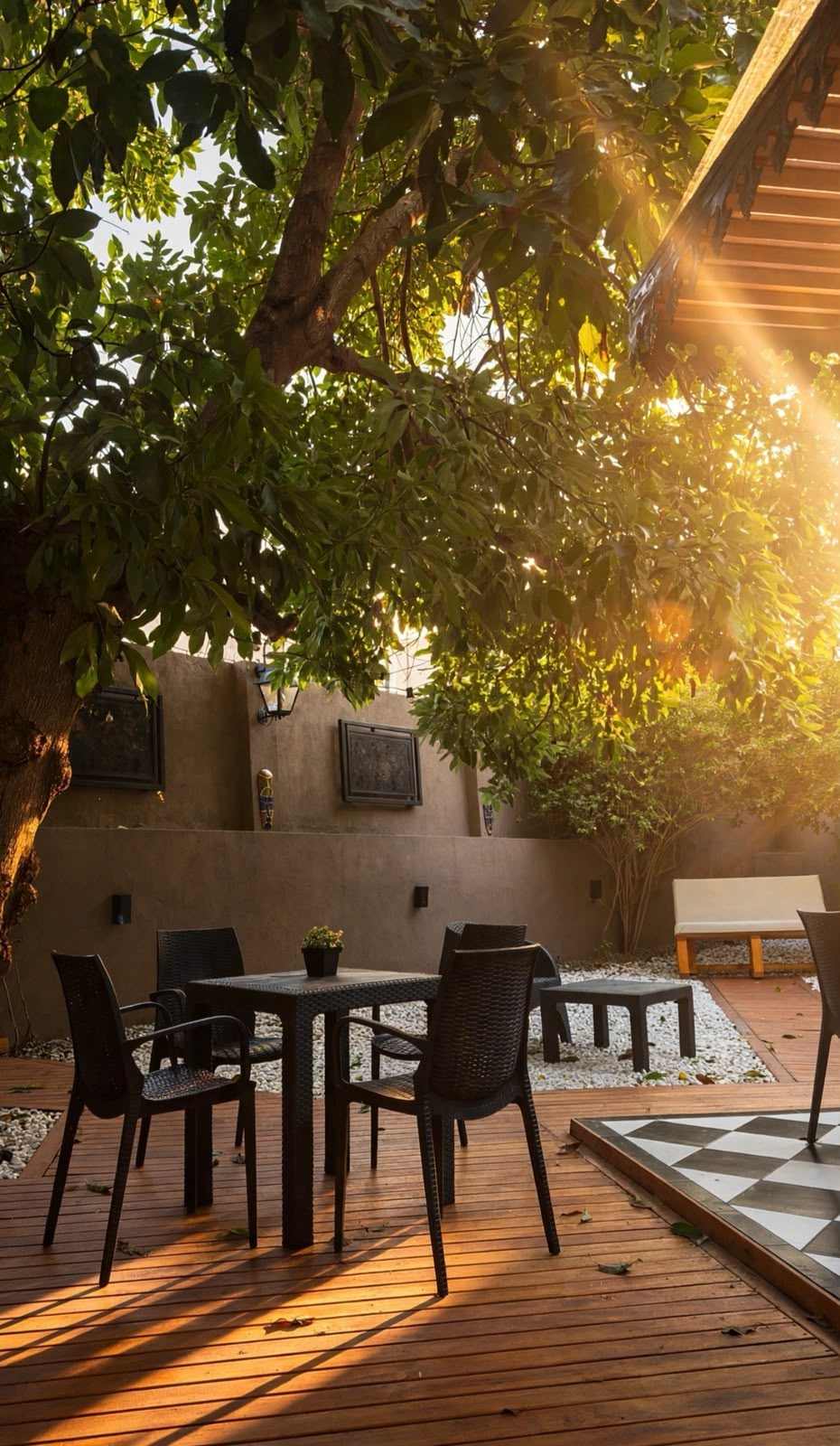 El patio de Spazio con el árbol y el piso de damero