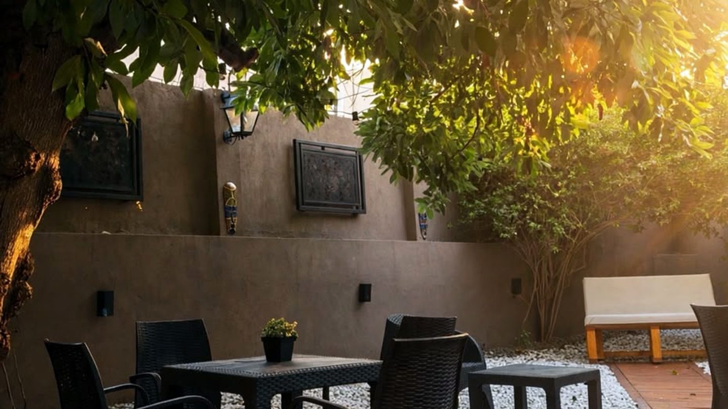 El patio de Spazio con el piso de damero